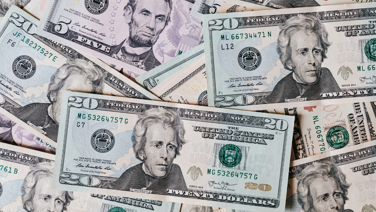 Ibovespa atinge recorde e dólar recua a R$ 4,95 após primeiro turno