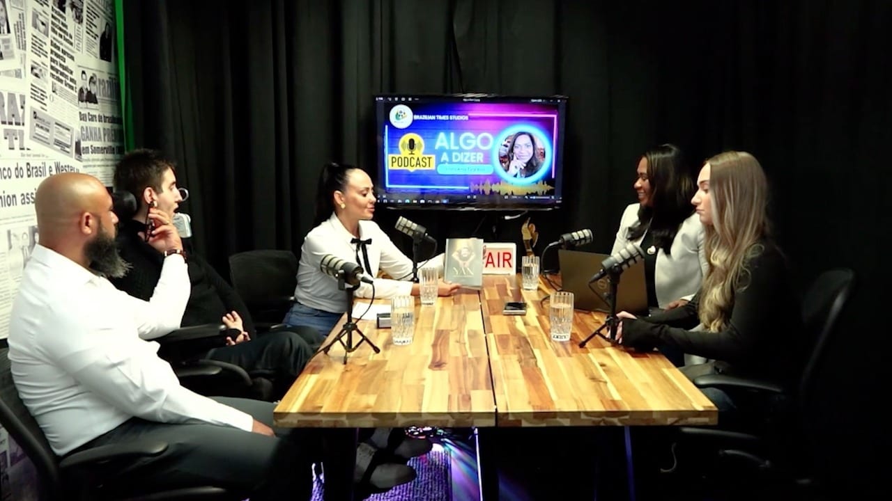 Durante visita à sede do Brazilian Times, Yan Pereira e família participam do programa de entrevistas Algo a Dizer