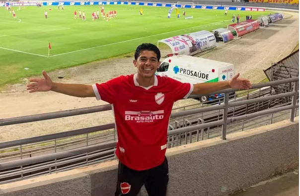 Influenciador brasileiro é deportado dos EUA após mais de um mês preso pelo ICE e relato de tentativa de afogamento no M