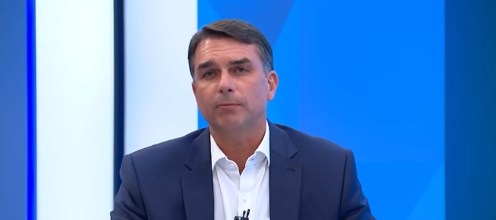 Flávio Bolsonaro estaria a caminho dos Estados Unidos após decisão de Moraes, diz agência