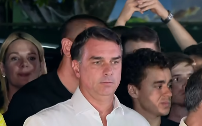 Governo Trump concederá visto a Flávio Bolsonaro e permitirá sua entrada nos EUA