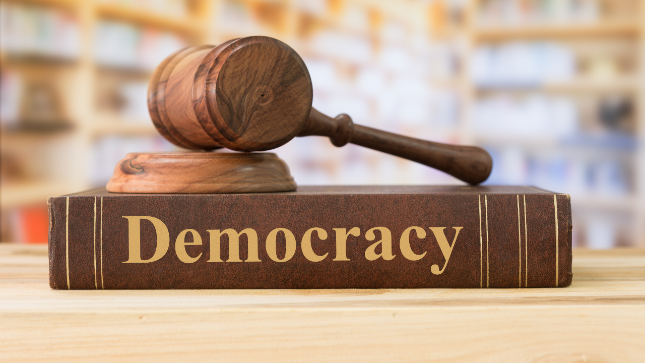Coluna Ser Voluntário: 440 E - A democracia não se esgota no voto; ganha vida no voluntariado.