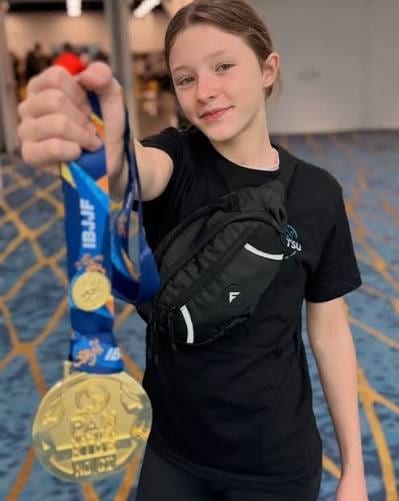 Aos 12 anos, brasileira conquista ouro em campeonato internacional de jiu-jítsu nos EUA