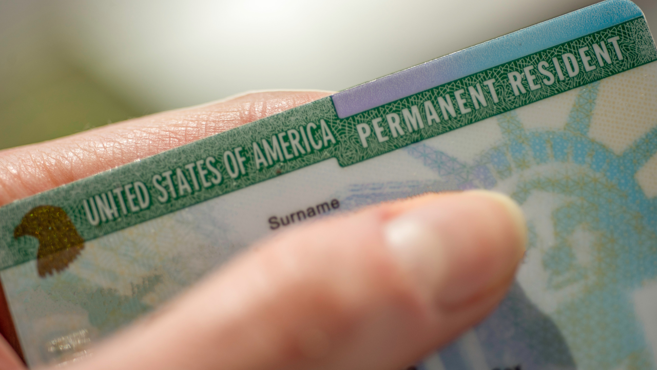 Flórida supera Califórnia e lidera concessões de green cards nos EUA