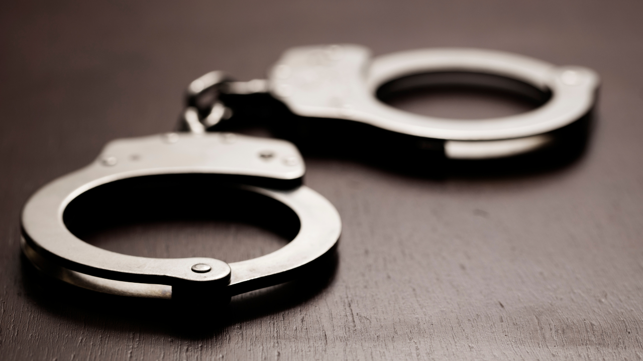 Menina de 11 anos é acusada de agressão após ataque a estudante em escola de Miami Beach